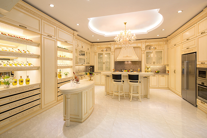 Phòng bếp rộng với đầy đủ tiện nghi cùng cách bày trí đẹp mắt, phù hợp với các không gian nhà biệt thự lớn.