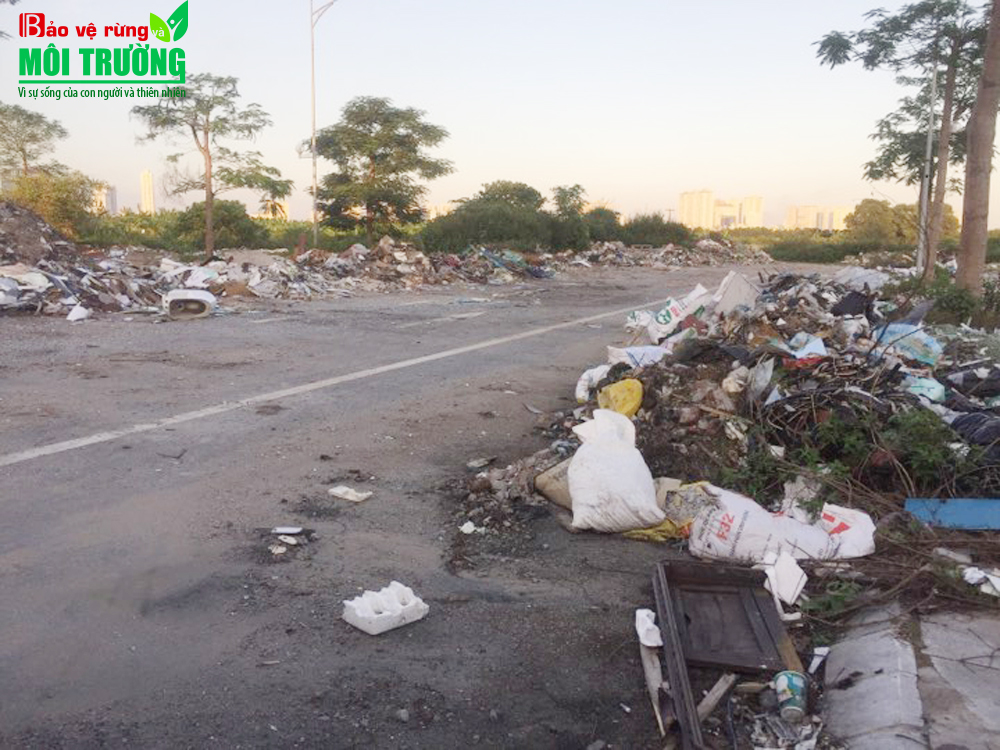 Tuyến đường được quy hoạch cho mục đích ý nghĩa phục vụ môi trường sống lành mạnh cho người dân trên địa bàn phường Văn Phú đang bị “xâm lăng” bởi rác thải.