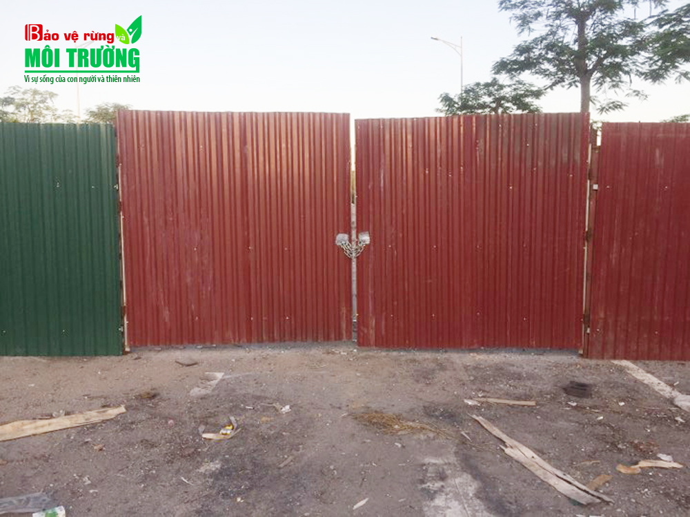 Hàng rào khóa sơ sài do chính quyền sở tại dựng lên tỏ ra “bất lực” với vấn nạn đổ thải..