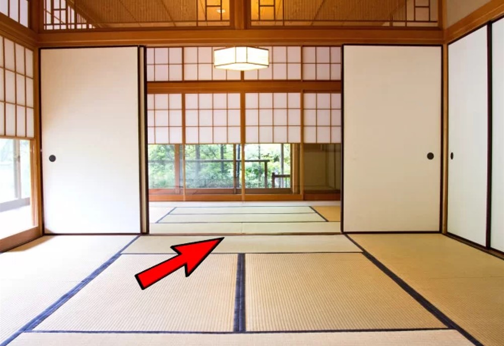 Khu vực ranh giới giữa hai căn phòng (mũi tên màu đỏ) là "khu vực cấm" không nên giẫm lên ở Nhật