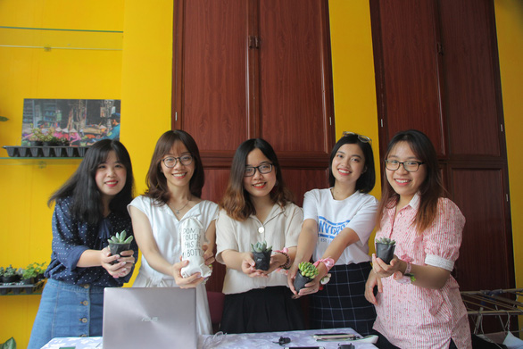 Năm cô gái đến từ Trường ĐH Kinh tế quốc dân Hà Nội thành lập nhóm Green Seed Vietnam theo đuổi lối sống xanh - Ảnh: HÀ THANH
