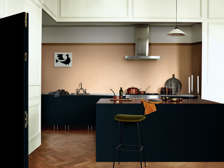 Nếu người mẹ có cá tính mạnh mẽ, công việc thành đạt thì căn bếp cũng phải thể hiện được điều ấy. Thiết kế bếp hiện đại theo phong cách quầy bar với tông màu đen – xanh navy đậm là một gợi ý.