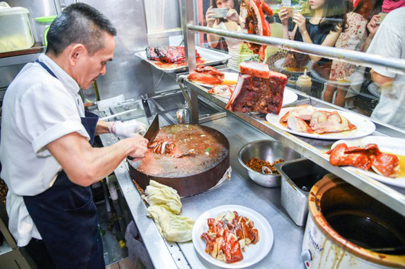 Một tiệm cơm gà lừng danh ở Singapore. Ẩm thực đường phố mà được xếp hạng sao Michelin - Ảnh: AFP