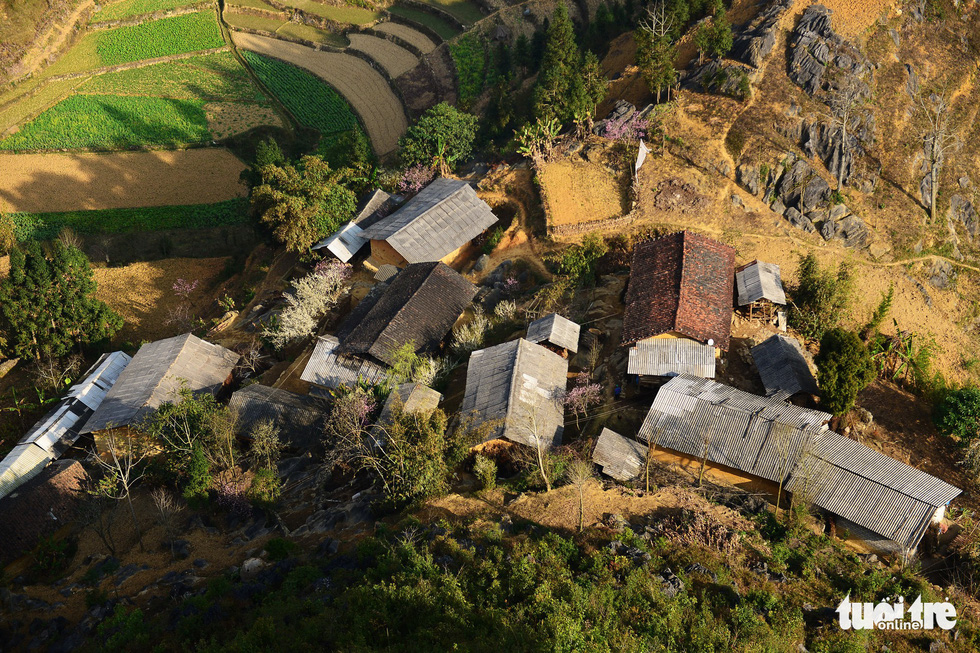 Những ngôi nhà của người dân sống dưới chân cột cờ Lũng Cú - Ảnh: QUANG ĐỊNH