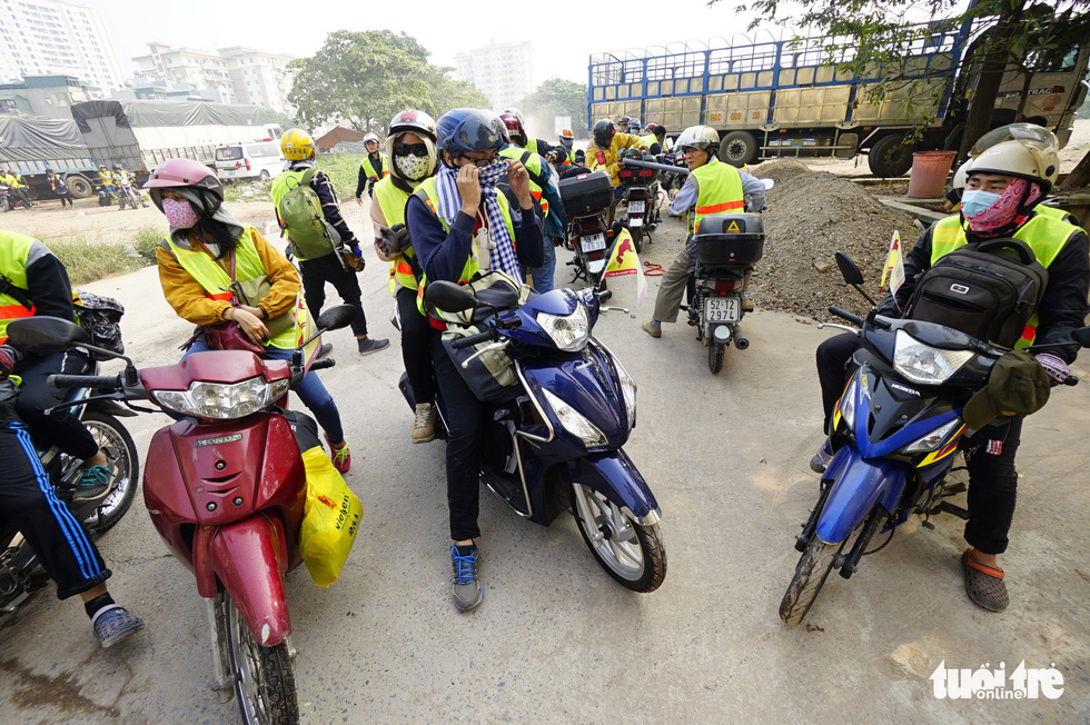 Một nhóm bạn trẻ đi phượt bằng xe máy từ Hà Nội lên Hà Giang - Ảnh: QUANG ĐỊNH