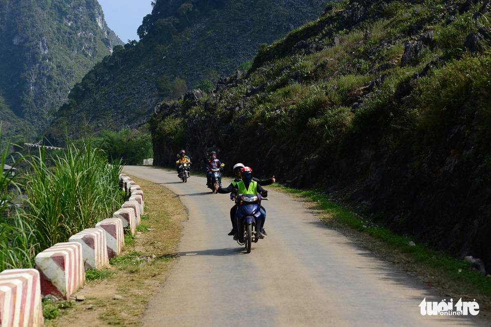 Được cầm tay lái chạy xe trên con đường Hạnh phúc lên Đồng Văn là cảm giác không thể nào quên với dân phượt xe máy - Ảnh: QUANG ĐỊNH