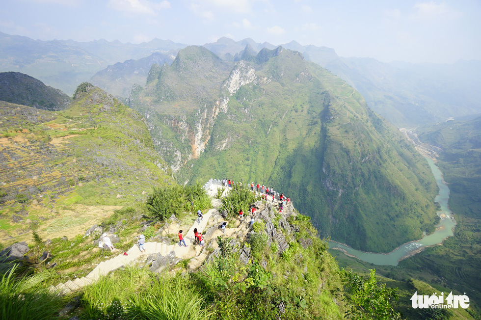 Khung cảnh hùng vĩ nhìn từ đỉnh đèo Mã Phì Lèng với dòng sông Nho Quế - Ảnh: QUANG ĐỊNH