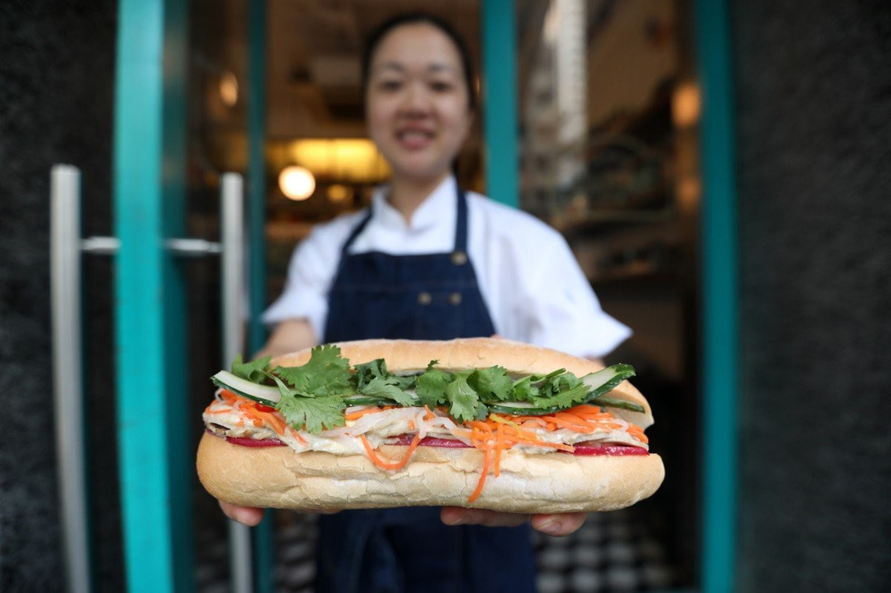 Theign Yie Phan tại tiệm bánh mì Le Petit Saigon ở Hong Kong - Ảnh: SCMP