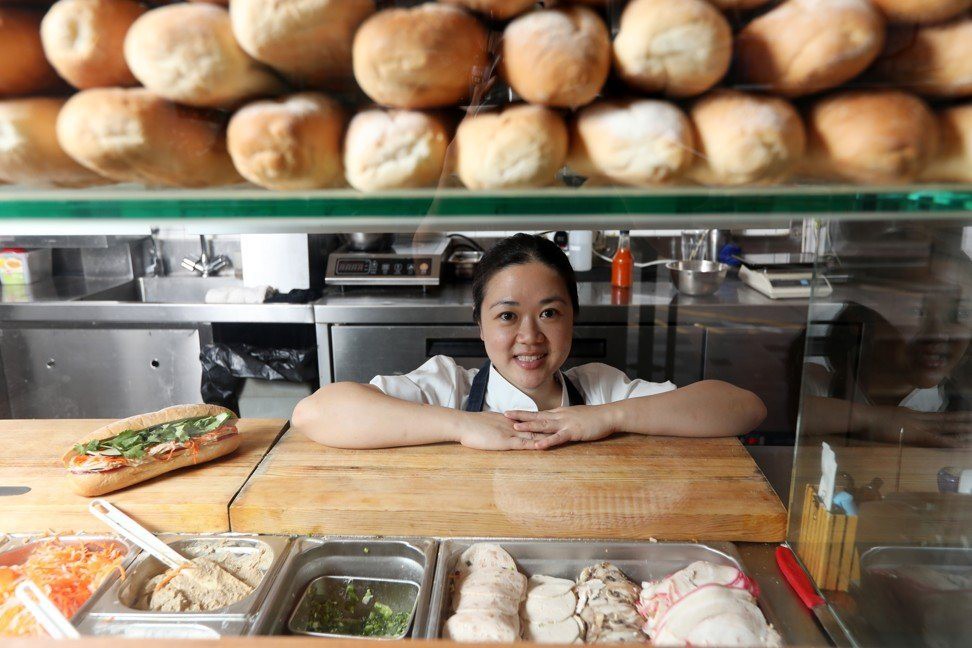 Theign Yie Phan tại tiệm bánh mì Le Petit Saigon ở Hong Kong - Ảnh: SCMP