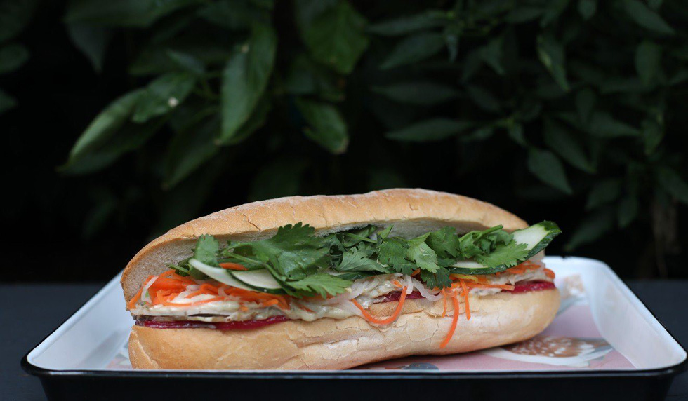 Mỗi ngày tiệm bánh mì Le Petit Saigon ở Hong Kong bán được khoảng 90 ổ, đắt hàng nhất là bánh mì thịt heo - Ảnh: SCMP