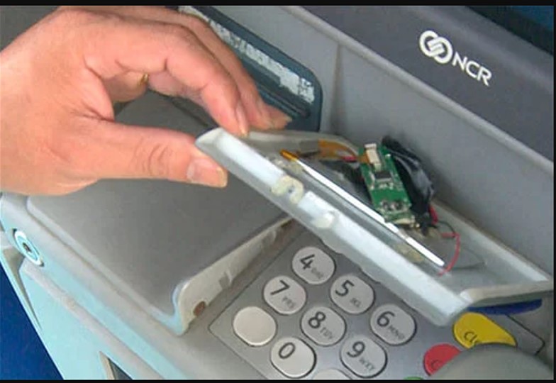 Con chíp được kẻ gian gắn tại cây ATM. Ảnh: Cắt từ video