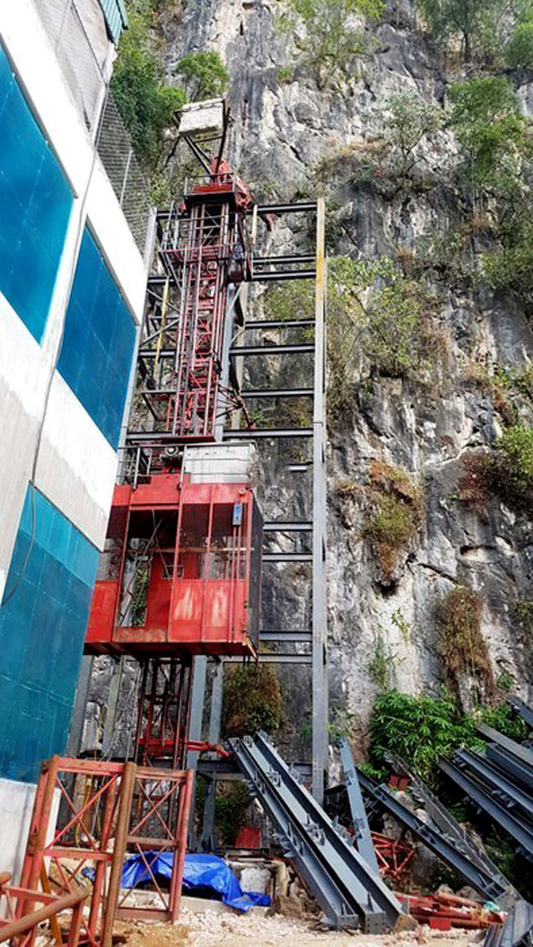 Công trình làm thang máy lên núi đang dở dang - Ảnh: KIÊN TRUNG