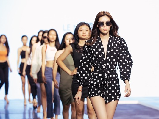 Top 60 Hoa hậu Hoàn vũ Việt Nam 2019 tự tin catwalk tại buổi tổng duyệt Fashion Show
