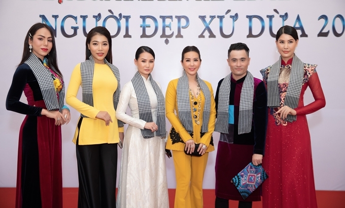 Á hậu Đào Thanh Hoài, NTK Nhật Dũng, Hoa hậu Thu Hoài (từ phải qua) và các người đẹp