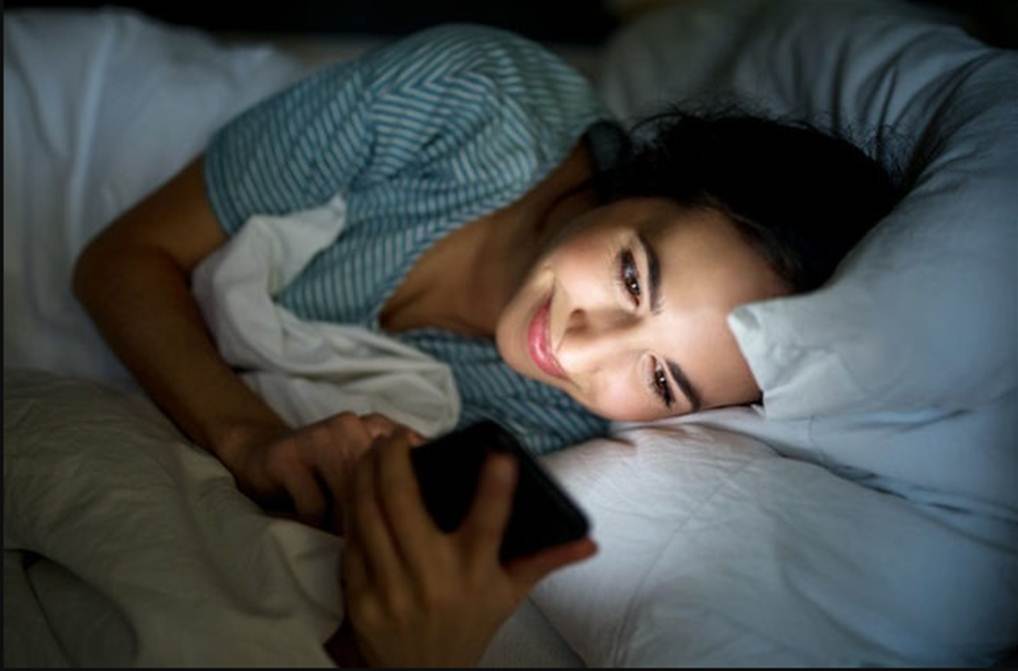 Ánh sáng xanh từ điện thoại, máy tính là một trong những nguyên nhân khiến bạn khó ngủ.