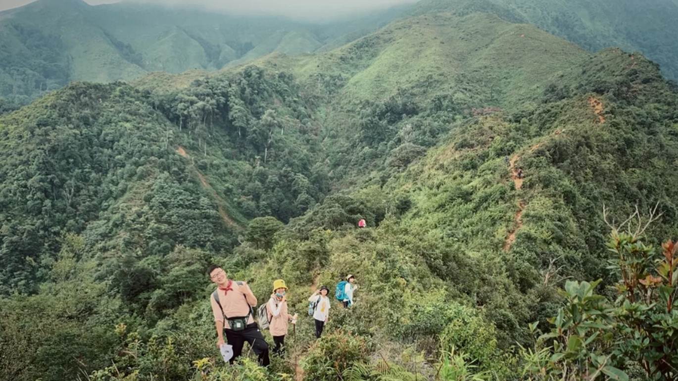 Để lên đến đỉnh ngọn núi, bạn không thể dùng bất kỳ phương tiện nào ngoài đôi chân, men theo lối mòn của người đi trước. Bạn cần thuê một porter dẫn đường, chuẩn bị hành trang gọn nhẹ, đặc biệt là đôi giày tốt thích hợp với việc leo núi. 