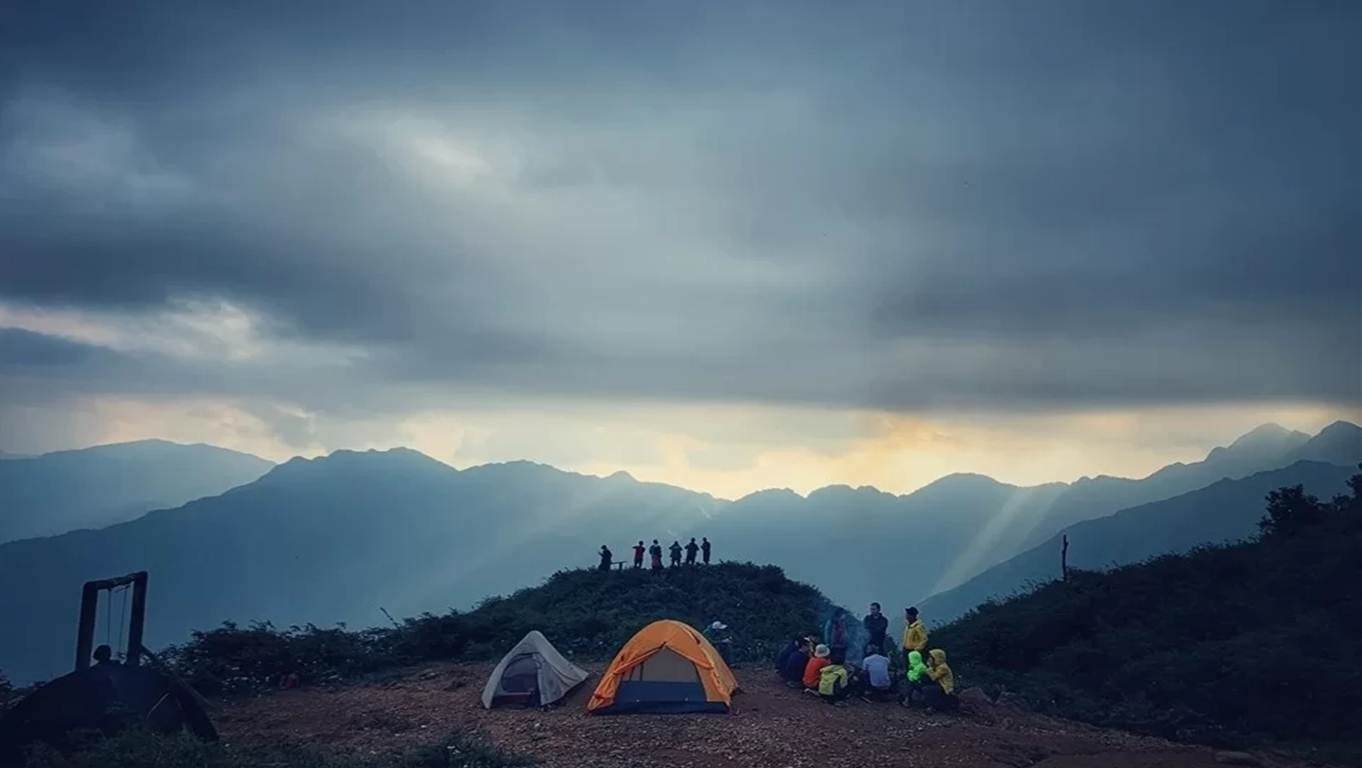 Phạm Công Sơn - người từng chinh phục Tà Chì Nhù - cho biết, anh cùng nhóm bạn mất hai ngày ba đêm băng rừng lội suối. Vì từng leo núi vài lần nên đoạn đường này không mấy khó khăn đối với anh. Ngoại trừ địa hình đa phần là đồi trọc nên khá nắng, vất vả và dễ bị mất nước.