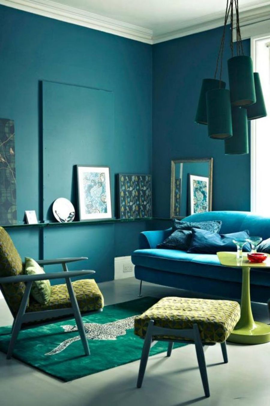 Ứng dụng quy tắc phối màu tương đồng trong phòng khách với xanh đen, xanh lam ngọc và vàng neon.