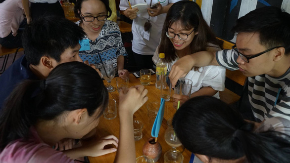 Các bạn trẻ vận động một quán cà phê ở Đà Nẵng nói không với đồ nhựa dùng một lần - Ảnh: Nhóm Green Hero