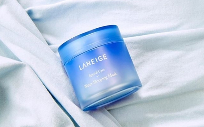 Laneige Water Sleeping Mask là một trong những sản phẩm đi đầu trong trào lưu mặt nạ ngủ. Ưu điểm của sản phẩm là không gây kích ứng da, phù hợp với mọi loại da, kể cả da nhạy cảm. Công nghệ MOISTURE WRAP tạo một lớp màng bảo vệ bên ngoài, giúp lưu giữ độ ẩm trên da suốt cả đêm. Giá tham khảo: 450.000 đồng.