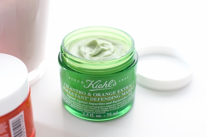 Kiehl’s Cilantro & Orange Extract Pollutant Defending Masque được coi là 'vị cứu tinh' cho làn da mệt mỏi nhờ khả năng tăng cường sức đề kháng và phục hồi kết cấu da. Các thành phần chiết xuất từ cam, rau mùi giúp cấp nước và giữ ẩm cho da, cung cấp vitamin và các dưỡng chất thiết yếu, giúp hỗ trợ tạo màng chắn bảo vệ da. Giá tham khảo: 250.000 đồng.