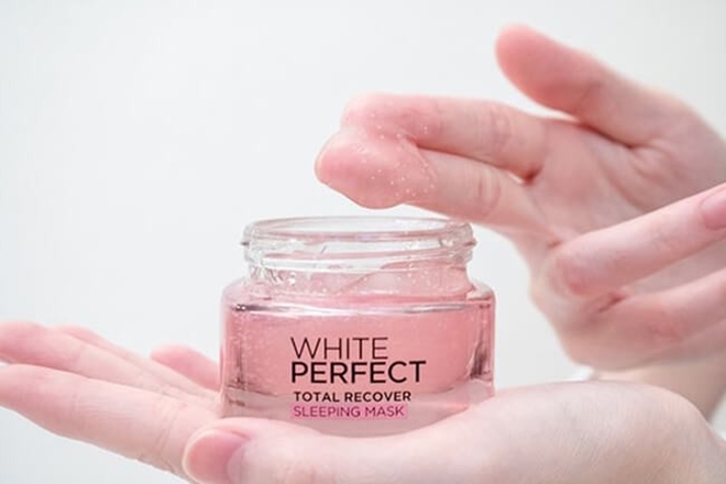 L’oreal White Perfect Total Recover có thành phần chủ yếu là vitamin E, CG và LHA với công nghệ độc đáo giải phóng hạt tinh thể li ti giúp da hấp thụ dưỡng chất nhanh hơn. Mặt nạ này thích hợp với những làn da khô, mất nước.  Giá tham khảo: 130.000 đồng.