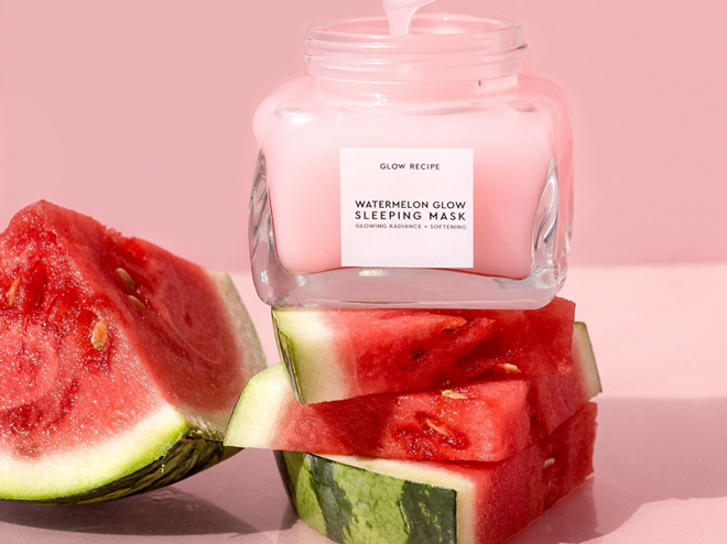 Bliss What a Melon De-Stressing Overnight Mask với thành phần chính là glycerin và dưa hấu, giúp cải thiện tình hình da xỉn màu, mang đến làn da sáng và mịn hơn. Giá tham khảo: 300.000 đồng.