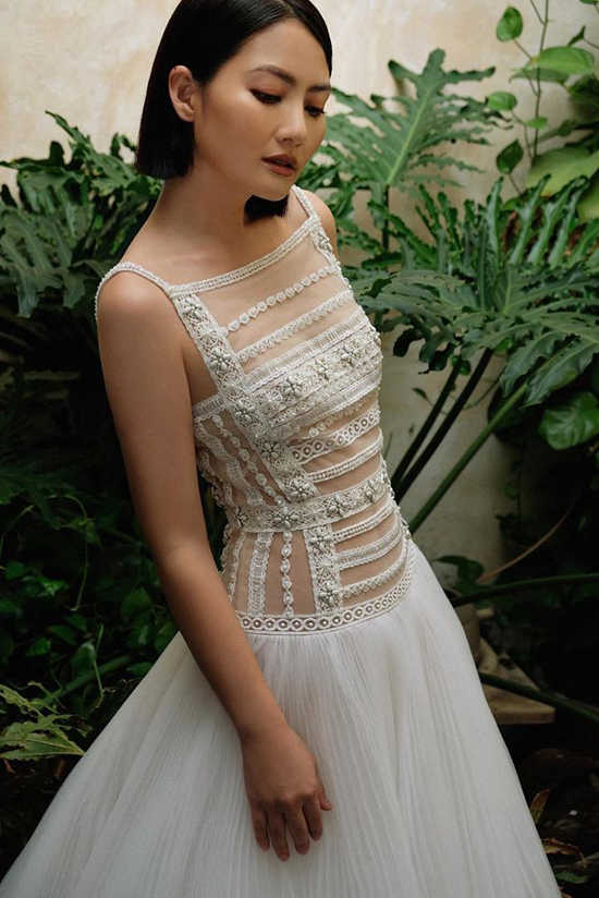Hình ảnh mới nhất của Ngọc Lan với mái tóc ngắn cá tính, vóc dáng mảnh mai trong thiết kế váy xuyên thấu khi vừa công khai tin ly hôn với Thanh Bình.