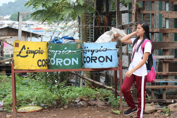Những thùng rác như thế này được đặt nhiều nơi trên đảo Coron, Philippines. Màu vàng đựng giấy, màu xanh đậm đựng chai nhựa và màu xanh nhạt đựng các loại rác khác - Ảnh: MINH KHUÊ