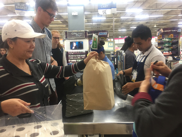 Hầu hết siêu thị ở Philippines đều dùng túi giấy để đựng hàng hóa cho khách - Ảnh: MINH KHUÊ