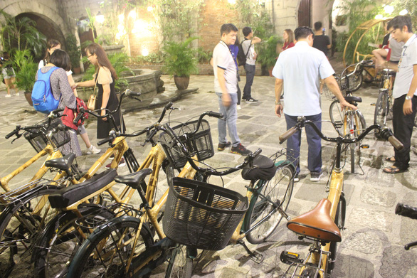 Du khách rất thích thú với những chiếc xe đạp có khung làm từ tre - Ảnh: MINH KHUÊ