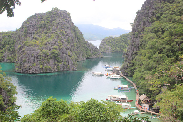 Một bãi tắm thu hút đông du khách trên đảo Coron. Bộ Du lịch nước này cho biết luôn giữ cho không quá tải các điểm du lịch để phát triển bền vững - Ảnh: MINH KHUÊ