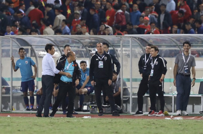 Sau đó ông Park bỗng nổi nóng, quay sang cãi nhau với trợ lý của tuyển Thái Lan