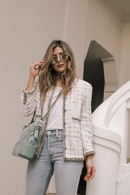 Sự lăng xê nhiệt tình và bài bản của nhà mốt Chanel đã giúp các mẫu áo tweed có sức sống bền bỉ trong dòng chảy thời trang.