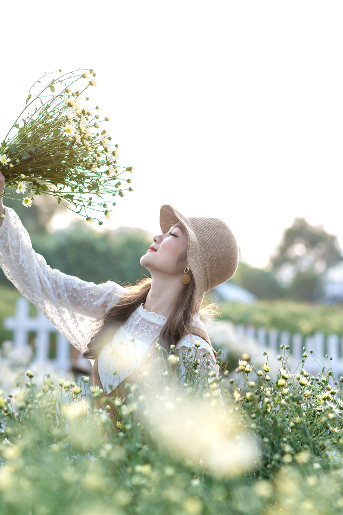 Ngoài tiểu cảnh, du khách đến đây cũng có thể thuê ngựa và cừu để bức ảnh thêm sinh động, với giá 50.000 đồng/lượt.