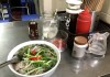 Tranh cãi phở bò ăn với chanh hay giấm