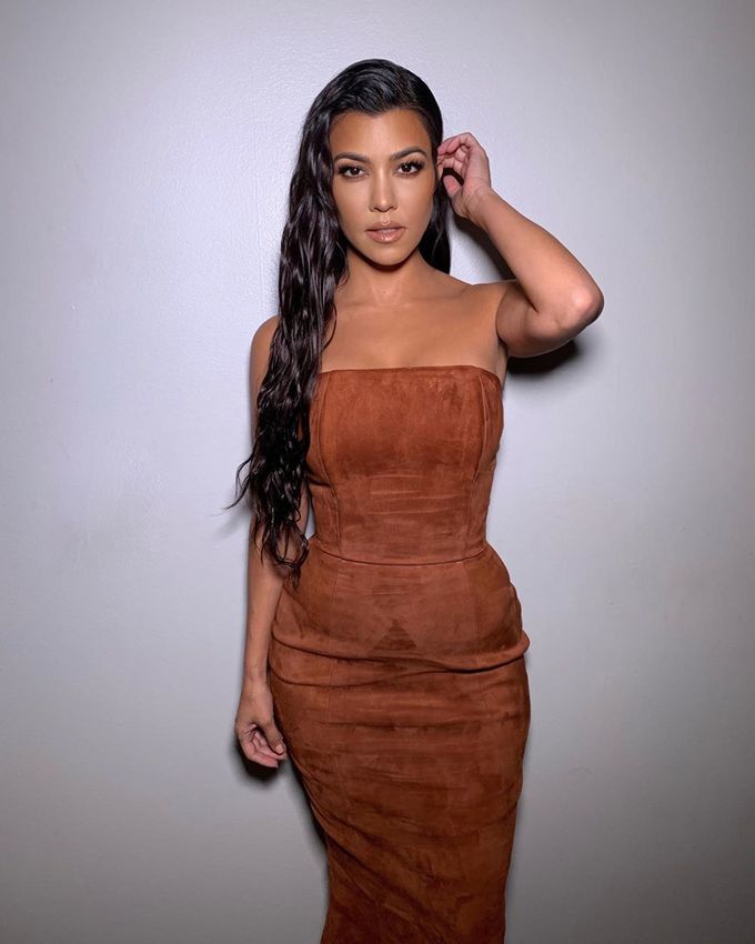 Chị cả nhà Kardashian thường ăn sáng vào khoảng 8 - 9h sáng, sau 18h chỉ uống nước. Phương pháp Kourtney Kardashian áp dụng tương tự với chế độ nhịn ăn gián đoạn 16:8. Tuy nhiên, cô 'nới lỏng' cho bản thân khi có những ngày chỉ nhịn 14 tiếng.