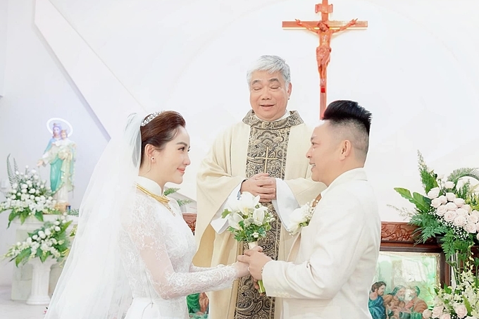 Bảo Thy và doanh nhân Phan Lĩnh làm lễ cưới ở nhà thờ, sáng 15/11. Ảnh: Huy Bình