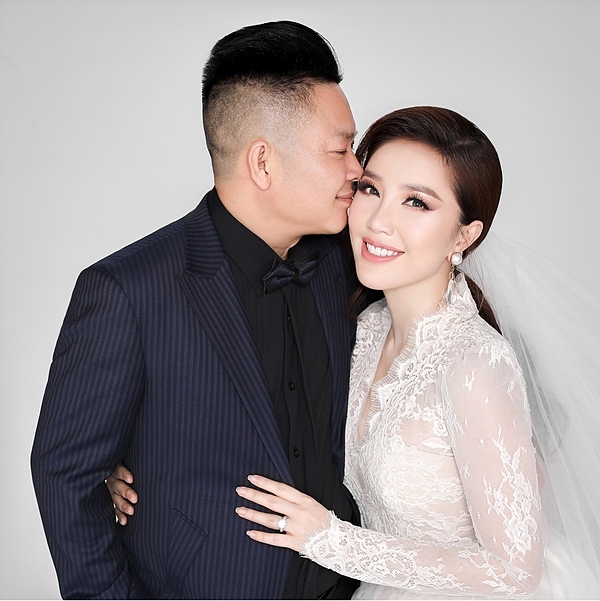 Doanh nhân Phan Lĩnh hôn vợ trong ảnh cưới.