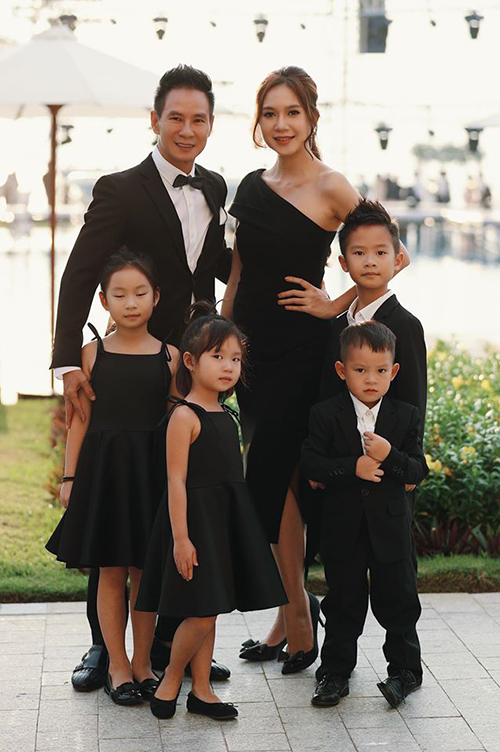 Lý Hải đưa bà xã và cả 4 con đi dự đám cưới Đông Nhi - Ông Cao Thắng.