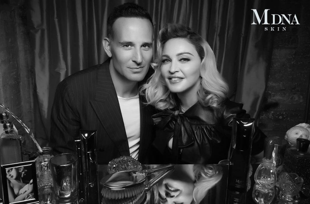 Bác sĩ da liễu Paul Jarrod Frank chụp ảnh cùng Madonna