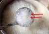 Lớp bọt nổi lên khi nấu canh xương là bẩn hay sạch, có nên vớt ra hay không?