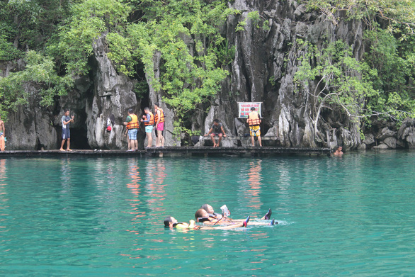 Du khách ngâm mình trong hồ Kayangan - một trong những hồ đẹp nhất ở Coron. Ảnh: MINH KHUÊ