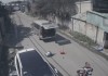Clip: Thót tim khoảnh khắc xe đưa đón đang ôm cua thì cửa sau mở bung, 3 em nhỏ văng xuống đường