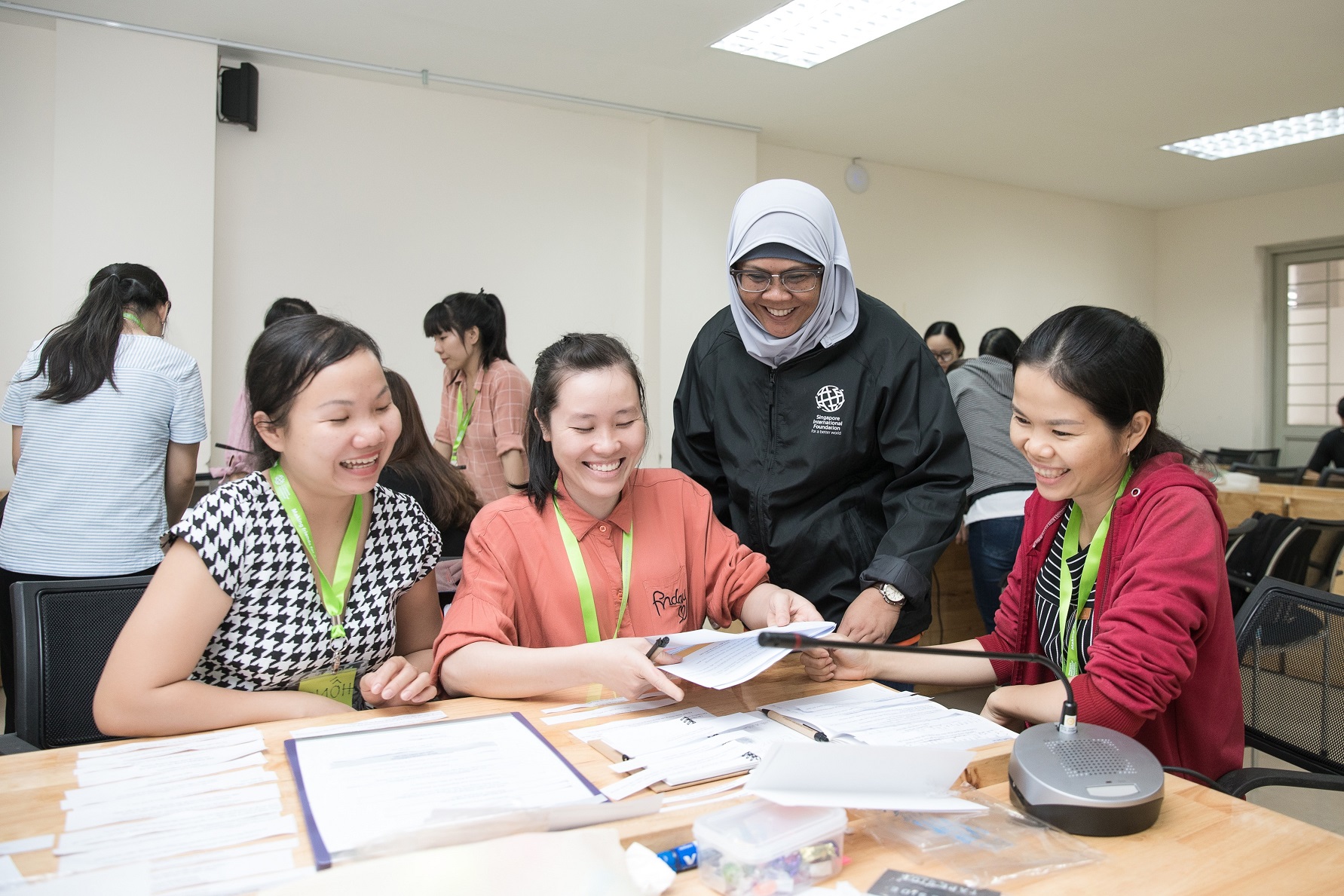 Bà Rozila Binte Mahmud (áo đen), tình nguyện viên Quỹ quốc tế Singapore (SIF), giảng viên chính, Trung tâm Rainbow Singapore (RCS), tương tác với giáo viên Việt Nam trong một buổi đào tạo