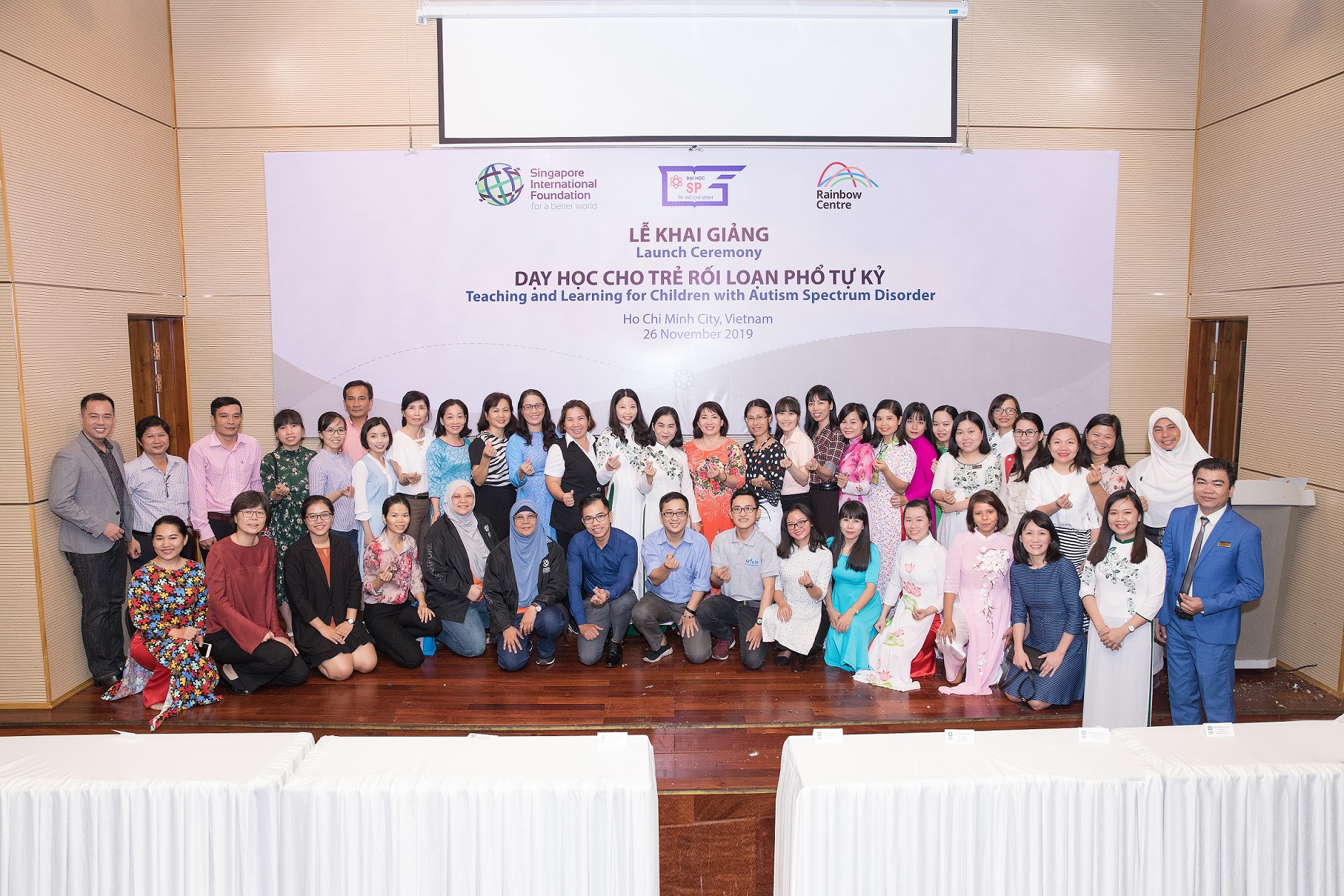 Đại diện từ Singapore và Việt Nam cùng với người tham gia huấn luyện chụp hình kỷ niệm tại Lễ khai giảng tại TP.HCM, Việt Nam - Dự án sẽ tiếp cận 730 giáo viên giáo dục đặc biệt và những người liên quan