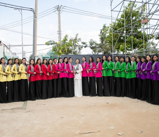 Châu Ngọc Bích diện áo bà ba catwalk dịu dàng, thanh thoát