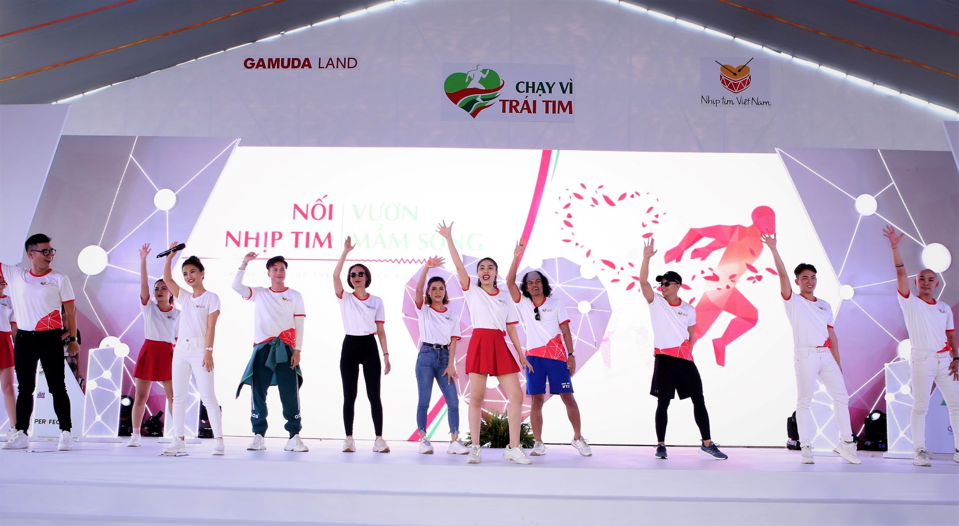 Các nghệ sĩ đồng hành 'cháy' hết mình trên sân khấu Chạy Vì Trái Tim 2019