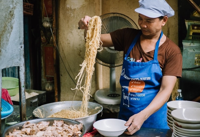 Mì xá xíu 'rẻ như cho' ở Bangkok1