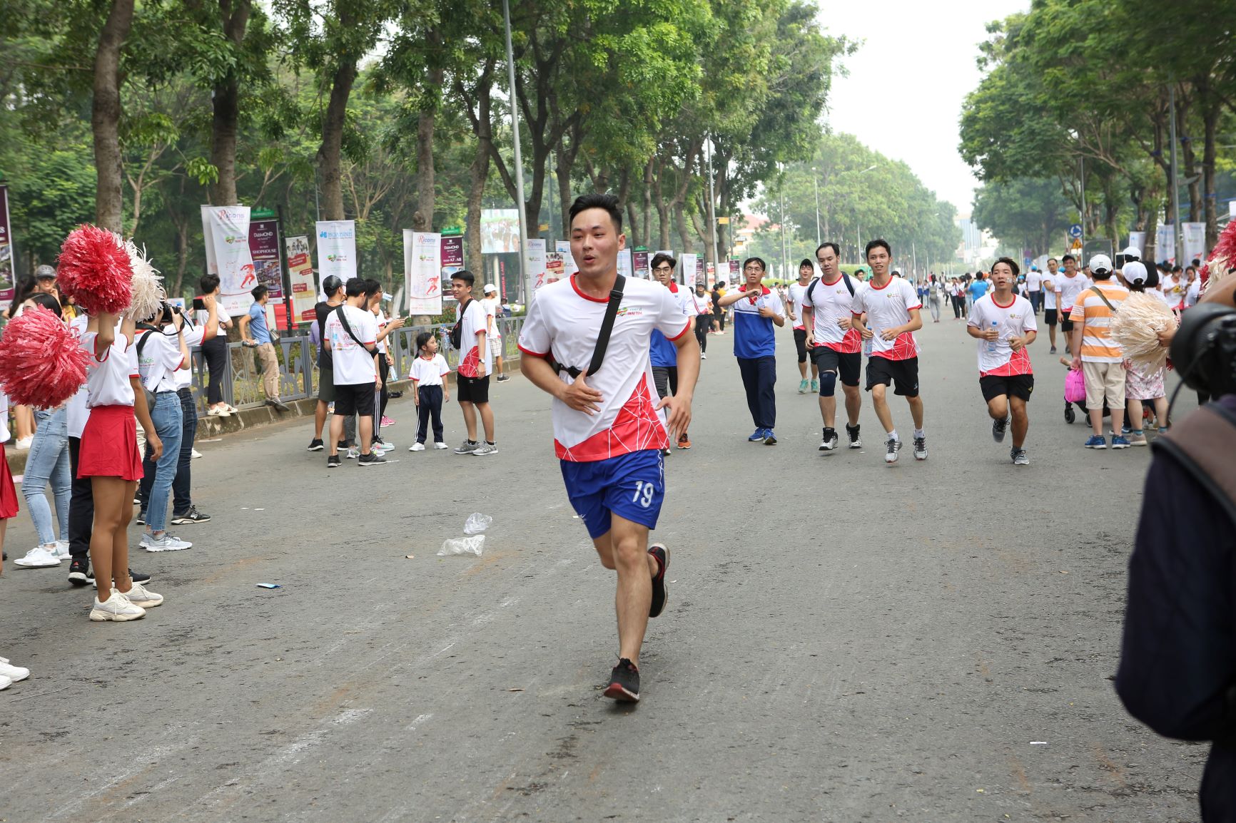 Người tham gia hào hứng chạy bộ đồng hành gây quỹ cho bệnh nhi tim_2
